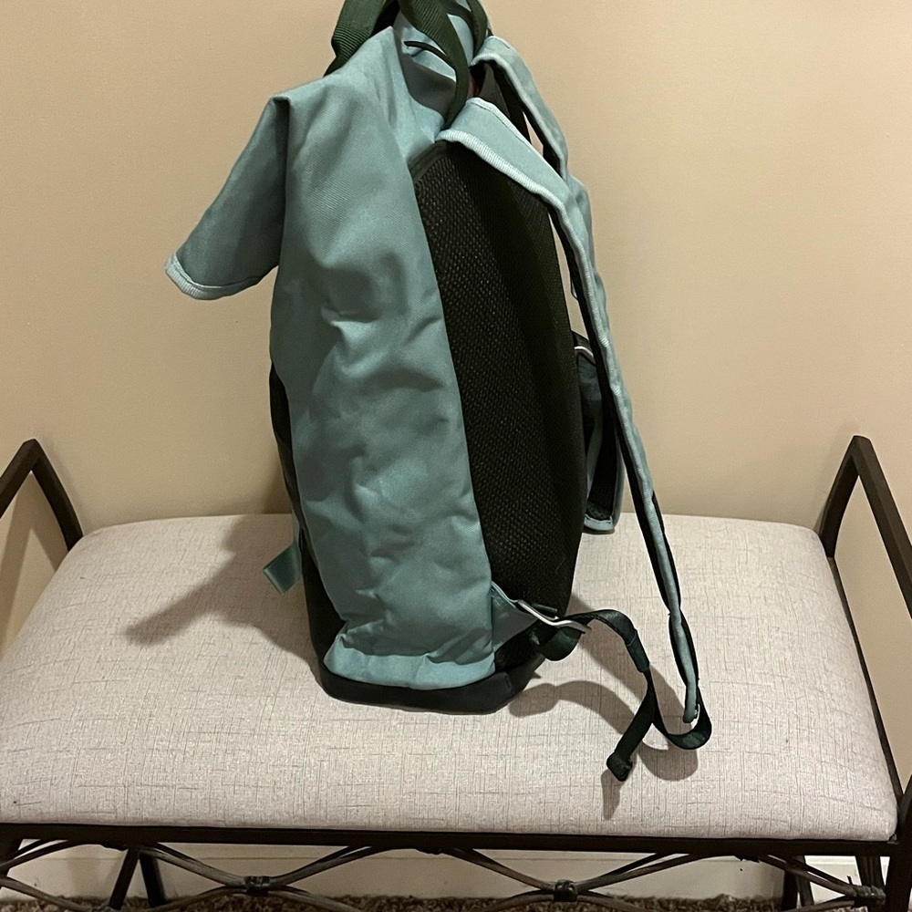 NWOT DOTERRA Backpack / Satchel
in Sage & Forest, Plum Interior - Picture 7 of 8
